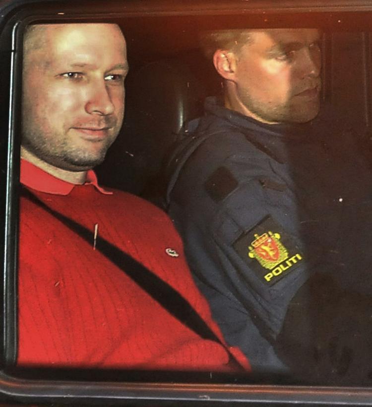 Orienteret. Den terrorsigtede Anders Behring Breivik følger med i alt, hvad medierne siger og skriver om ham. 