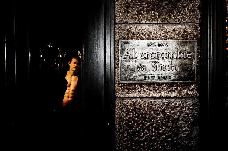 BLIKFANG. Høj musik, masser af parfumen og ung mand med vaskebrættet fremme byder dig velkommen, hvis du besøger Abercrombie &amp; Fitch i København. 