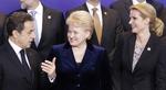 Finanspagt. Mange lande skal stramme sig an for at overholde den nye finanspagt, der faldt på plads på et topmøde i går. Her er det statsminister Helle Thorning-Schmidt i selskab med Frankrigs præsident Nicolas Sarkozy og Litauens Dalia Grybauskaite. 