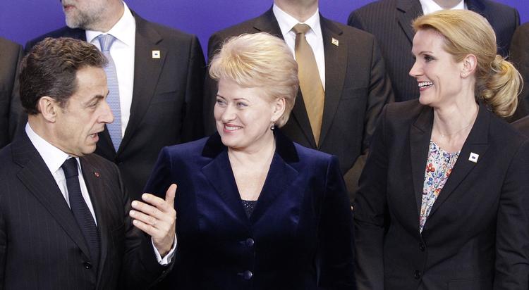 Finanspagt. Mange lande skal stramme sig an for at overholde den nye finanspagt, der faldt på plads på et topmøde i går. Her er det statsminister Helle Thorning-Schmidt i selskab med Frankrigs præsident Nicolas Sarkozy og Litauens Dalia Grybauskaite. 