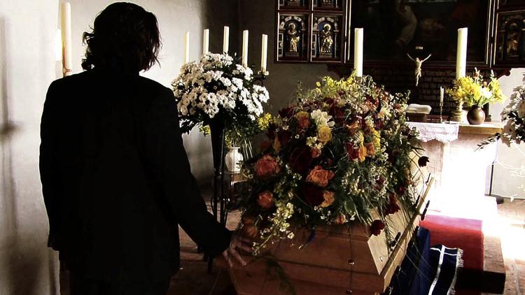 FARVEL. Brødrene Christian og Henrik kommer for sent til begravelsen, da deres morfar dør i Tyskland og efterlader sig den formue, der kan forvandle et liv i sump til luksus. 'Testamentet' er nomineret til både en Robert og en Bodil som bedste danske dokumentarfilm. 