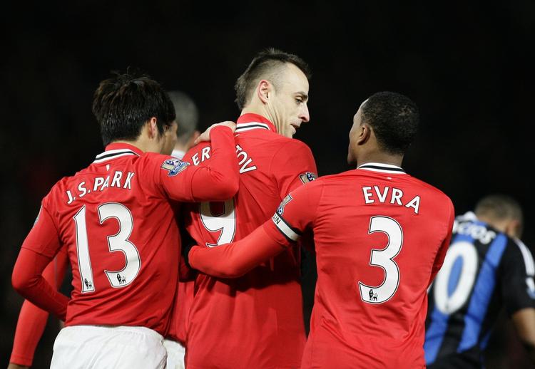 Straffespark. To benspænd kostede Stoke dyrt i udekampen mod Manchester United. De gav to forsøg fra 11-meterpletten og to mål til værterne. Nummer to sat ind af Dimitar Berbatov (i midten). 