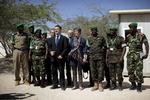 Bistand. Udviklingsminister Christian Friis Bach (R) har som den første danske minister i tyve år besøgt Somalias ødelagte hovedstad, Mogadishu. Med sig tager han en stor pose penge. 