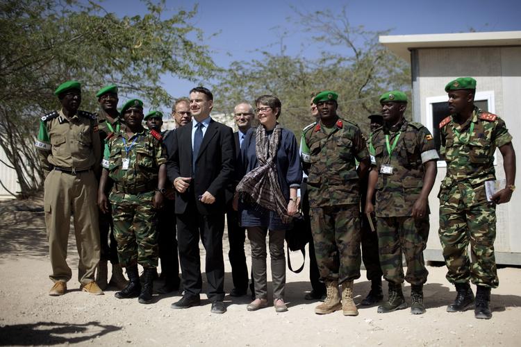 Bistand. Udviklingsminister Christian Friis Bach (R) har som den første danske minister i tyve år besøgt Somalias ødelagte hovedstad, Mogadishu. Med sig tager han en stor pose penge. 