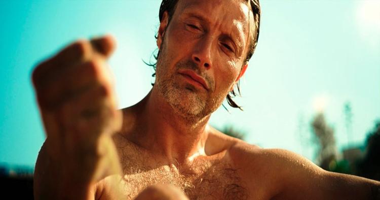 FERIEFILM. Mads Mikkelsen lægger endnu en gang krop og stemme til en reklamefilm for rejsebureauet Star Tour. 