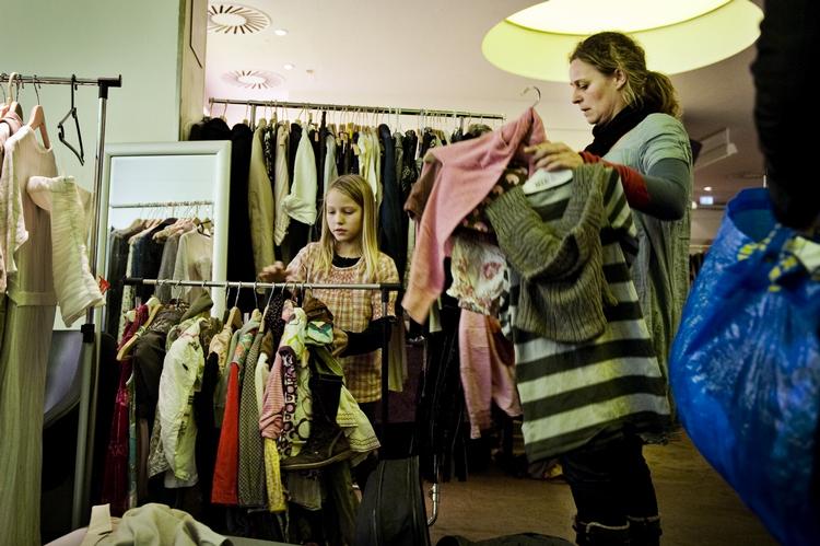 Afbrændt. Genbrugstøj er populært, men meget af det ender på forbrændingen. Forklaringen skal findes i, at nyt tøj er blevet billigere mens kvaliteten samtisig er blevet dårligere, mener ekspert. (arkivfoto) 