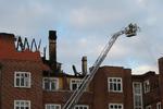 Brand. Tagkonstruktionen skal køle af, før brandfolkene kan få efterslukningen på plads efter gårsdagens storbrand i Valby. 