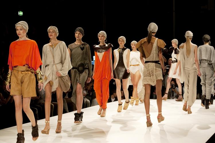 Mode. Det er eksporten og internettet, der leverer væksten. Billedet er fra Vilsbøl de Arces show på Copenhagen Fashion Week 2010. 