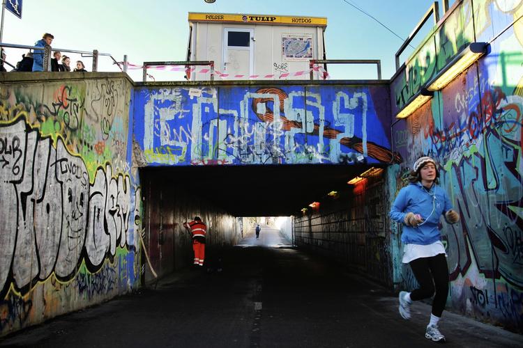 ulykkesbro. To 14-årige piger faldt i lørdags ned fra denne fodgængertunnel ved Dronning Louises Bro på Nørrebro, da rækværket bristede. Københavns Kommune har nu afspærret området. 