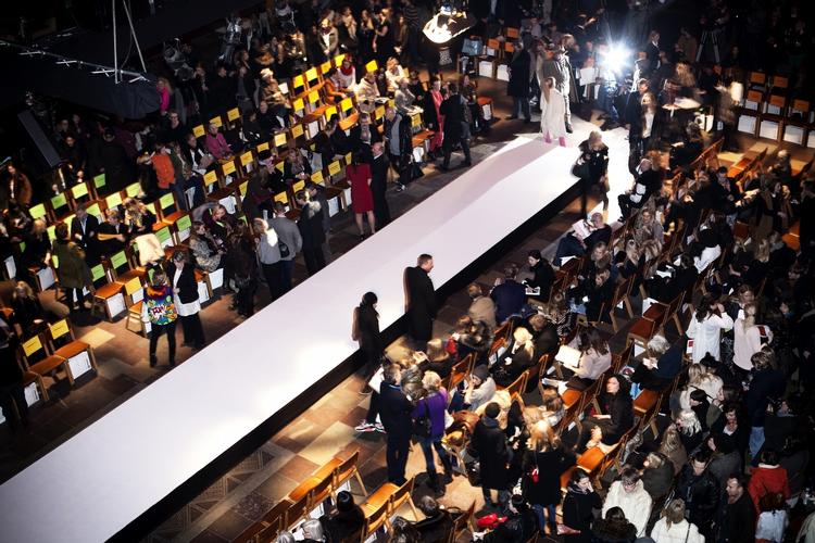 Start. Modeugen blev skridtet i gang med et stort show i Rådhushallen. Unge designere viste, hvad de kunne få ud af pels som hovedmateriale. 