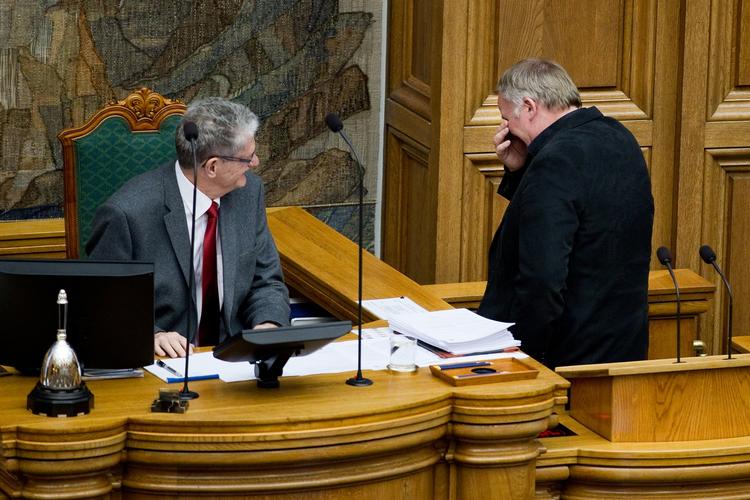 Tosset. Vi er hårde ved hinanden, og det fører til ineffektivitet, mener folketingspolitikere. 