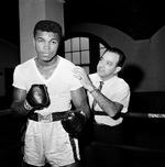 SAMARBEJDET. Lige fra debuten i 1960 var Angelo Dundee træneren bag Cassius Clay, der senere skiftede navn til Muhammad Ali. Billedet er fra 1962. 
