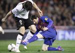 Ups. Lionel Messi blev den lille i denne duel med Valencias rutinerede David Albelda. Messi, der allerede har scoret 36 mål i 35 kampe i denne sæson, kiksede desuden fra straffesparkspletten. 