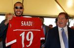 FLUGTPLAN. Fire sidder fængslet i Mexico, tiltalt for at forsøge at sikre diktatorsøns flugt fra Libyen. Her ses al-Saadi Gaddafi med sin spillertrøje fra det italienske fodboldhold perugia sammen med klubbens præsident, Luciano Gaucci. 