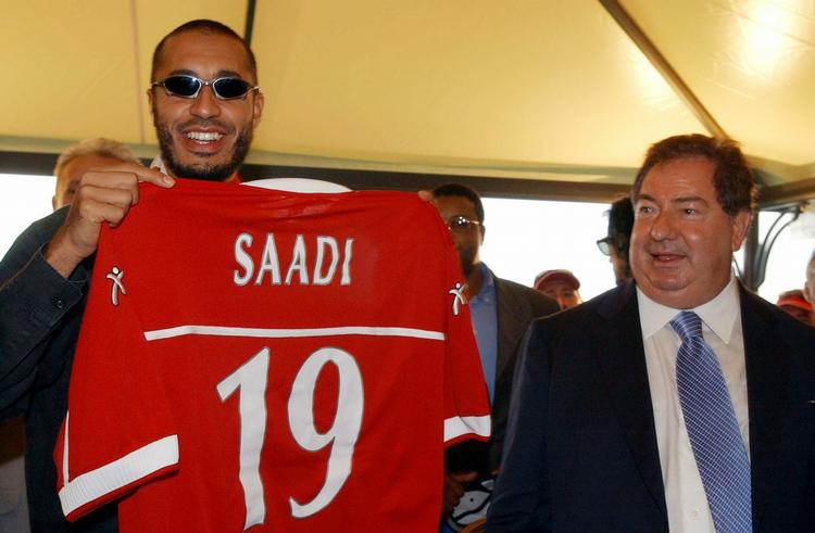 FLUGTPLAN. Fire sidder fængslet i Mexico, tiltalt for at forsøge at sikre diktatorsøns flugt fra Libyen. Her ses al-Saadi Gaddafi med sin spillertrøje fra det italienske fodboldhold perugia sammen med klubbens præsident, Luciano Gaucci. 