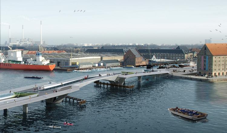 Byggeri. Nu begynder opførelsen af havnebroen fra Nyhavn til Christianshavn - til gavn for cyklister og fodgængere. 