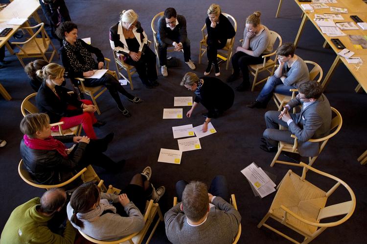 Rundkreds. Christiansborg-politikerne bliver hurtigt opslugt af Sex og Samfunds seksualundervisning. 