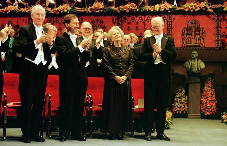 1996. Den polske Nobelprisvinder i  litteratur, Wislawa Szymborska, nummer tre fra venstre, modtager hyldest fra andre prisvindere det år. 