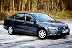 Diskret. Kun ganske små detaljer viser, at bilen her er den mest økonomiske VW Passat - f.eks. er den sænket 10 millimeter. 