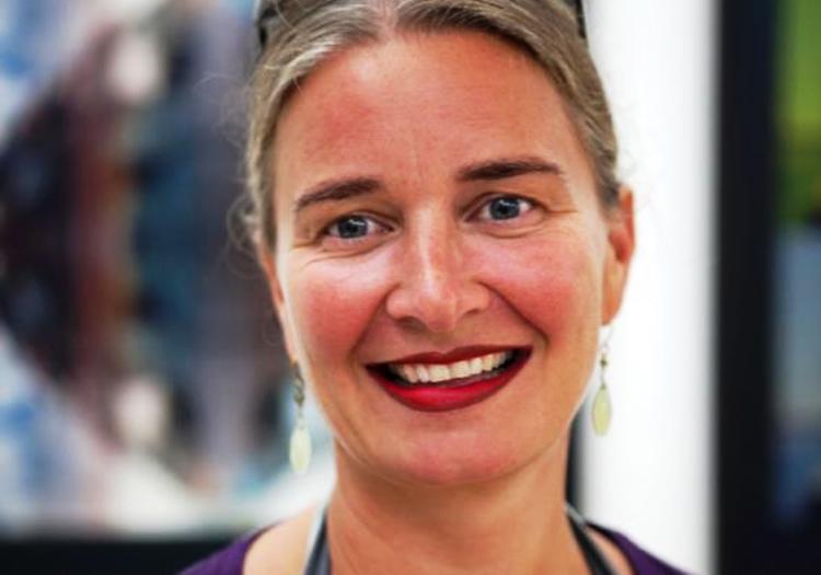 oplevelser. Camilla Rohde Madsen dropper traditionel galleri-virksomhed og åbner privaten for en række anderledes kunstoplevelser. 