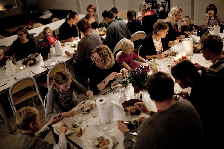 Mad til mange. Familien Breddam spiser sammen med de andre beboere i fælleshuset et par gange om ugen. 