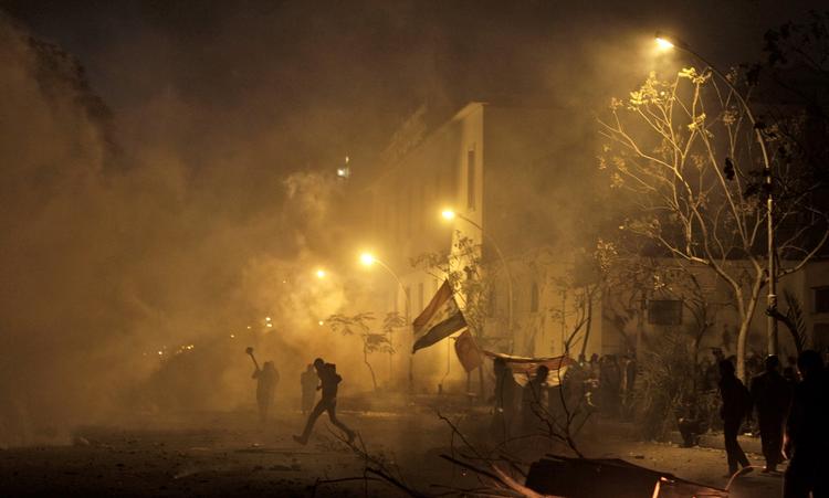 Optøjer. Tusinder af hardcore fodboldhooligans protesterer sammen ved diverse politiske bevægelser mod regeringen og politiet i Egyptens hovedstad Kairo. 