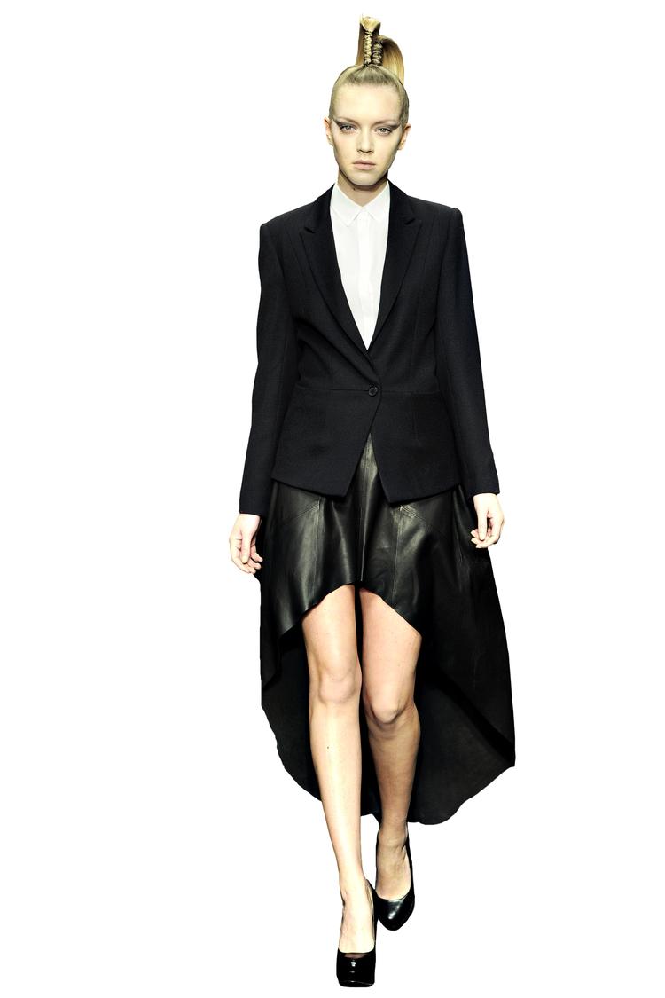 Kort foran, lang bagpå.  Lædernederdel i usædvanligt snit fra prisbelønnede Spon Diogos efterårs- og vinterkollektion 2012. 