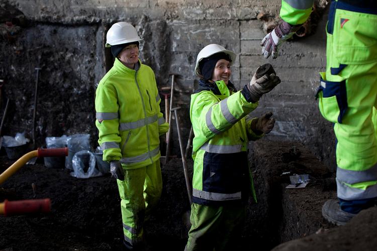 Hul i jorden. Arkæologer fra Københavns Museum gør dagligt fund fra 1600-tallet i metroudgravningen på Rådhuspladsen. 