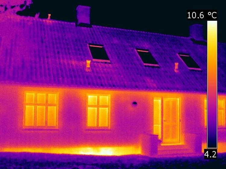 UTÆT. Et termisk fotografi af din bolig, kan vise hvor der er mest utæt og dermed, hvor du skal sætte ind, hvis du ikke vil fyre for gråspurvene. Foto: Lars Due, ISOLINK 