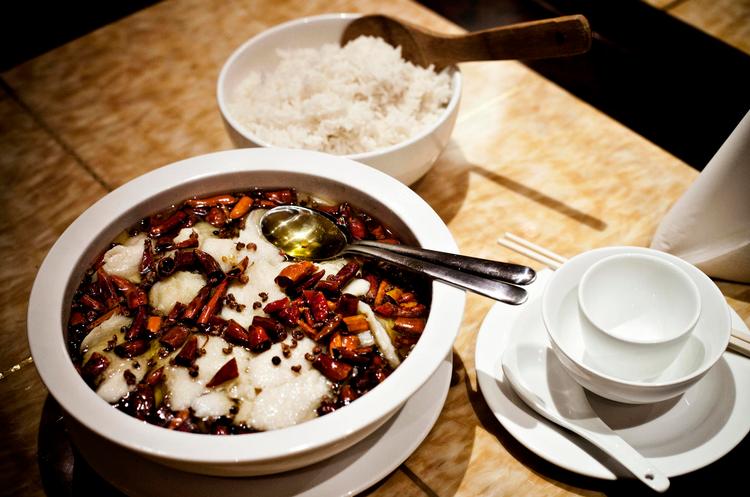 Fiskebowle. Blandt Small Three Gorges' mere autentiske retter er shuizhu yu, der består af fiskestykker, godt med chili og strimler af kål, der svømmer rundt i olielage. 