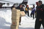 Hjælp. I Bosnien må man fragte nødforsyninger ud fra luften til områder, der er afskåret fra resten af landet på grund af kulde og sne. 
