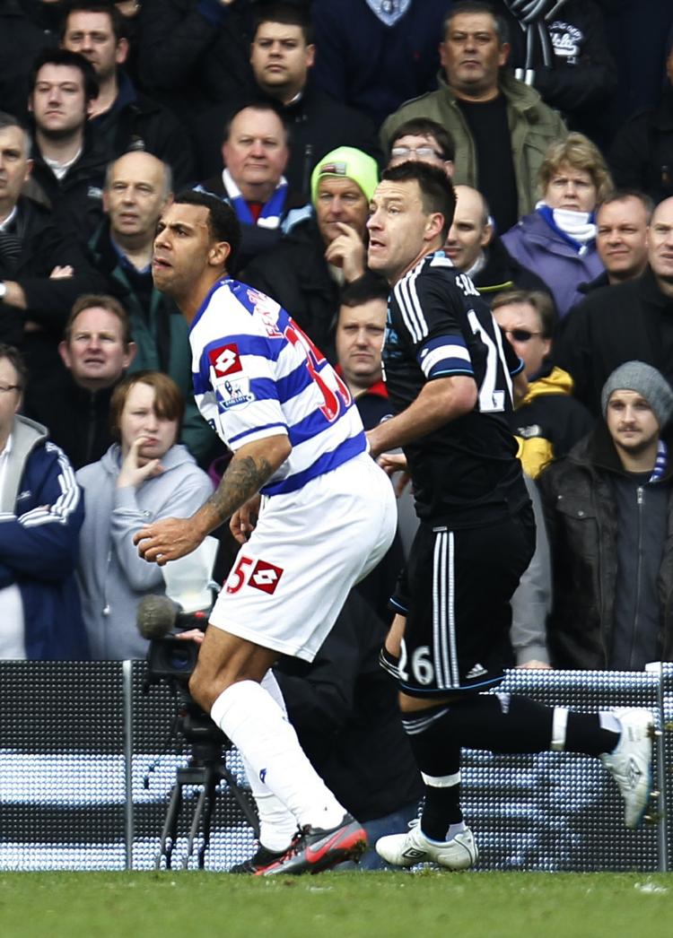 Anklaget/offer. John Terry (t.h.) og Anton Ferdinand (t.v.) spillede mod hinanden i lørdags, men der var kold luft mellem dem. 