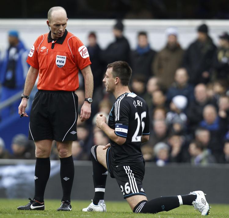 Fyret. John Terry har spilet 71 landskampe for England, og efter afskedigelsen som anfører er det tvivlsomt om han fortsætter på det engelske landshold, der om fire måneder spiller med om EM-trofæet. 