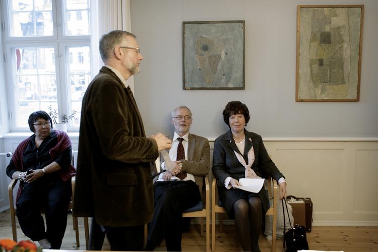 Vred. Biskop Karsten Nissen (stående) føler sig misbrugt i en reklame for missionshotel i København. 