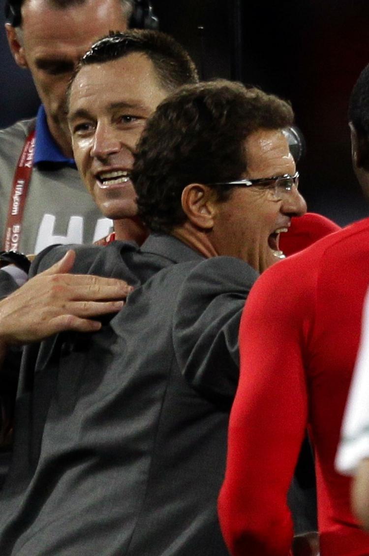 Splittelse. Kan John Terry være i omklædningsrum med farvede spillere under EM uden at 'sagen' komemr til at fylde for meget? Manager Capello har et par uger til at finde ud af det: England spiller testkamp mod Holland 29. februar. 