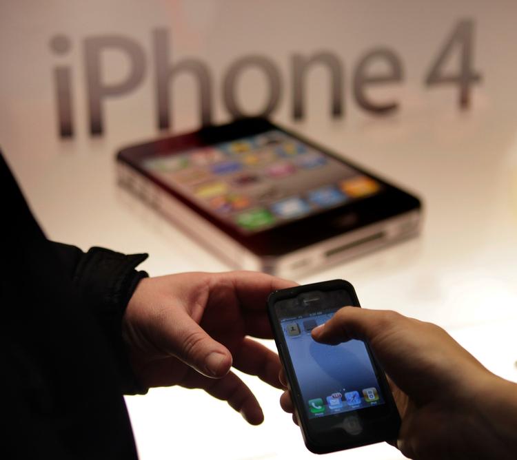 Sikkerhedsbrist. Det er flere gange sket, at personlige beskeder bliver ved med at blive tilsendt til en iPhone, selv om simkortet bliver skiftet ud. 