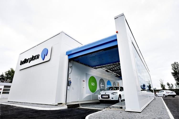 Ny kraft. Indtil videre har der ikke været meget trafik i de batteriskiftestationer, som Better Place er ved at opføre. Renault Fluence Z.E. er eneste bil, der kan få skiftet batteri på denne måde. Foto: Better Place 