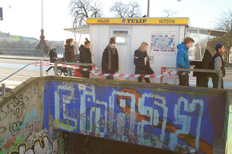 BRUD. Fodgængere passerer det sted på Dronning Louises Bro, hvor to piger styrtede ned, da det rækværk, de sad ved, gav efter. 