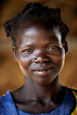 ULAND. Ataro Consy blev tvunget væk fra sin familie, da hun var 12 år. Hun bor i Uganda, hvor antallet af fattige er faldet drastisk de seneste tyve år. Dog ikke i Norduganda, hvor mere end halvdelen fortsat lider af fattigdom. 