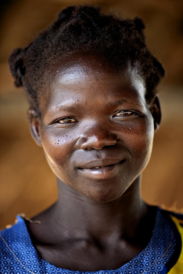 ULAND. Ataro Consy blev tvunget væk fra sin familie, da hun var 12 år. Hun bor i Uganda, hvor antallet af fattige er faldet drastisk de seneste tyve år. Dog ikke i Norduganda, hvor mere end halvdelen fortsat lider af fattigdom. 