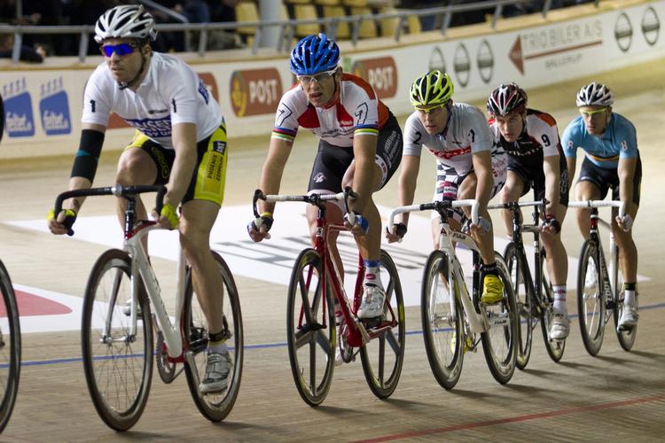 Andenplads. Alex Rasmussen (i hvid) mistede sammen med makker Michael Mørkøv 1.-pladsen ved seksdagsløbet i Ballerup. 