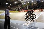Fart. Der er spænding, stemning og fest i Ballerup Super Arena. Her er det Iljo Keisse, som akkurat slår Alex Rasmussen i en spurt. 