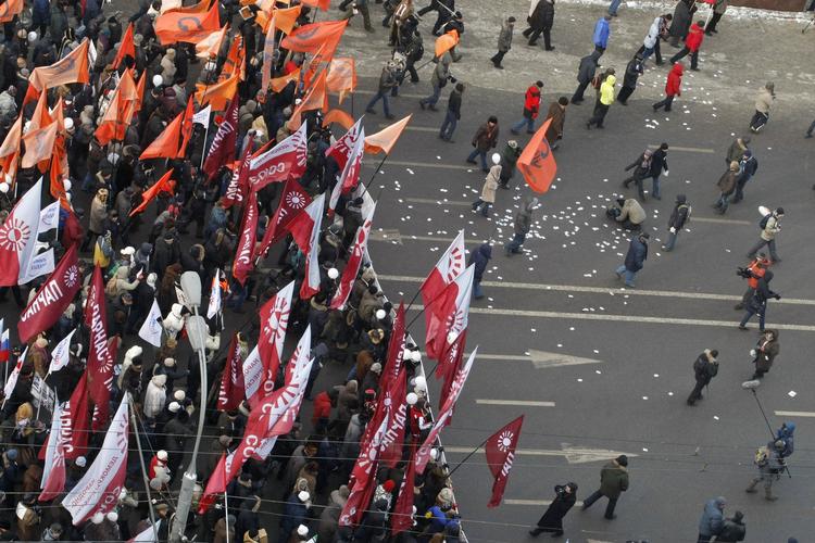 Koldt. Tusindvis af modstandere af Vladimir Putin er gået på gaden for at demonstrere mod den tidligere præsident. 