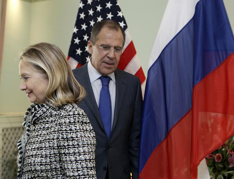 Sikkerhedsmøde. Clinton og Lavrov så ud til at være i godt humør, selv om der er alvorlige emner på programmet. 
