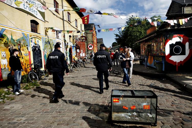 Tungt. Christiania har en stor opgave med at forme fristadens fremtid i den rigtige retning, men rockernes massive greb gør det vanskeligt at udvikle sig. Her er politiet på besøg i Pusher Street. 