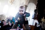 Højt at flyve. Norma er seks måneder gammel og går til babysalmesang i Vor Frelsers Kirke på Christianshavn sammen med sin mor, Christina Henriques. Her får Norma og de andre babyer en flyvetur, mens deres mødre synger 'Sorrig og glæde' for dem. 