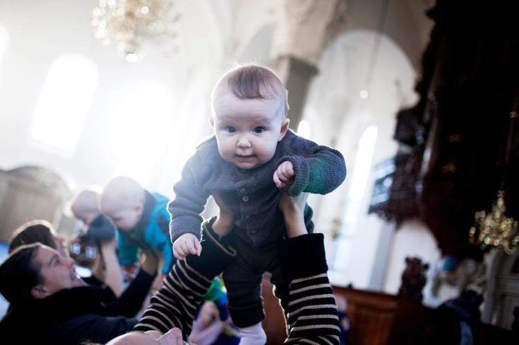 Højt at flyve. Norma er seks måneder gammel og går til babysalmesang i Vor Frelsers Kirke på Christianshavn sammen med sin mor, Christina Henriques. Her får Norma og de andre babyer en flyvetur, mens deres mødre synger 'Sorrig og glæde' for dem. 