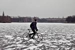 Dejavu. Det er det samme hvert eneste år. En uges tid med frost, og så tror alle, at søerne i København kan holde til det hele. Det kan isen også tit. Men når den ikke kan, kan det meget hurtigt gå helt galt. Her er vi på søerne i 2010. 