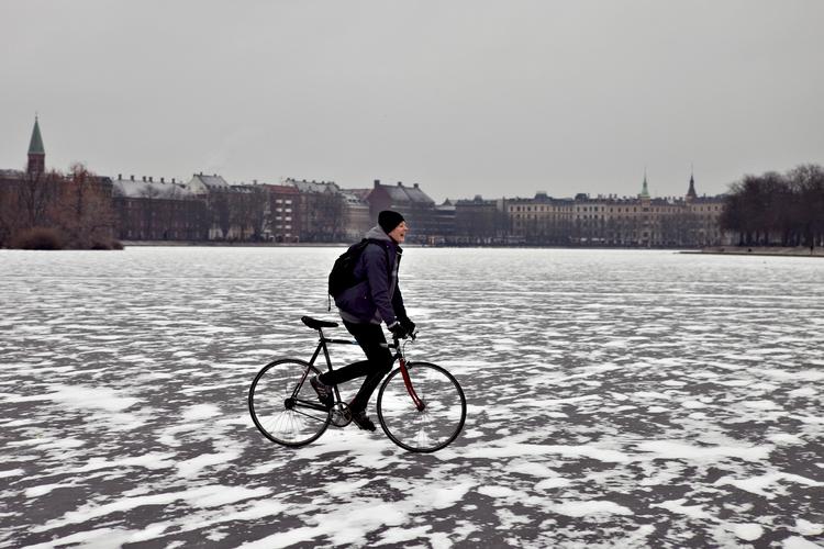 Dejavu. Det er det samme hvert eneste år. En uges tid med frost, og så tror alle, at søerne i København kan holde til det hele. Det kan isen også tit. Men når den ikke kan, kan det meget hurtigt gå helt galt. Her er vi på søerne i 2010. 