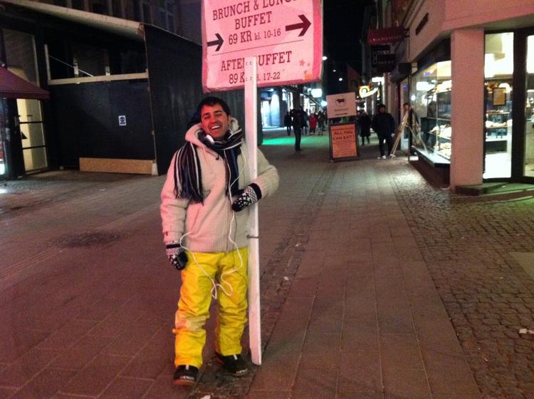 FRYS. Det er koldt at være skilteholder på Strøget. DMI varsler om mere kulde på menuen. Foto: Sofie Herschend 